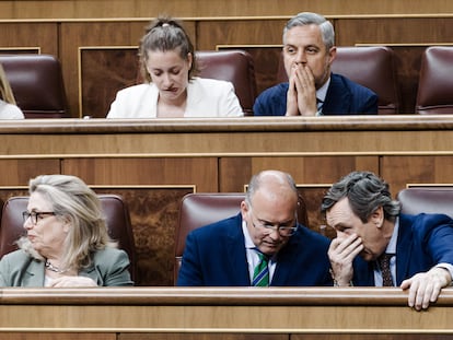 El portavoz del PP en el Congreso, Miguel Tellado (en el centro), escucha al diputado Rafael Hernando, durante el pleno del pasado 27 de mayo. 