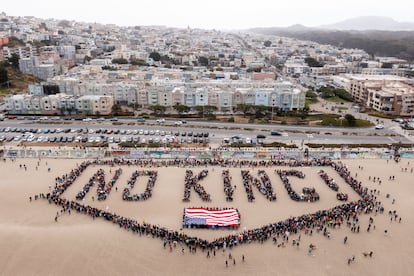 Personas forman una pancarta humana en Ocean Beach durante las protestas, en San Francisco.