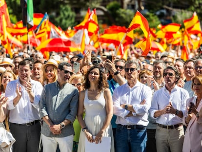 Feijóo, junto a Ayuso y Moreno Bonilla, este domingo en Madrid.