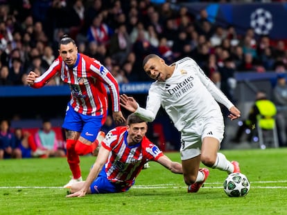 Lenglet hace penalti sobre Mbappé durante el partido entre Atlético de Madrid y Real Madrid en Champions este miércoles.