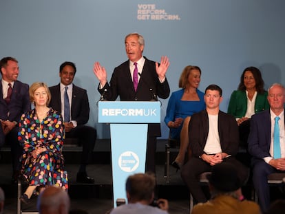 Nigel Farage, este martes, en el Parlamento británico junto a miembros de su partido Reform UK.