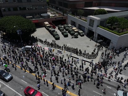 Oficiales del ICE y guardias nacionales se enfrentan a manifestantes frente al Centro de Detención Metropolitano, en Los Ángeles.