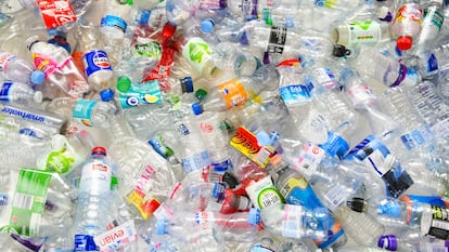 Botellas de plástico de bebida para reciclar.