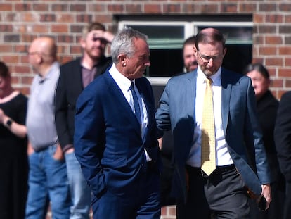 Robert F. Kennedy Jr. (a la izquierda), el día 6 en una iglesia en Seminole (Texas) tras la segunda muerte de un menor por sarampión.