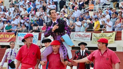 Morenito de Aranda, a hombros tras su encerrona.