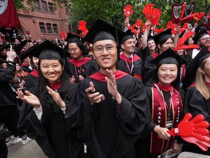 Estudiantes de Harvard aplaudían el 29 de mayo durante su ceremonia de graducación en la universidad.