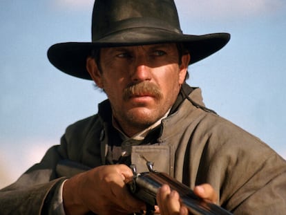El actor Kevin Costner como Wyatt Earp, en la película homónima de 1994.