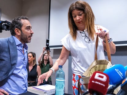 Víctor de Aldama y Leire Díez al final de la comparecencia de la exafiliada del PSOE.